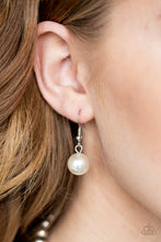 Cargar imagen en el visor de la galería, Hollywood HAUTE Spot - White Necklace Set