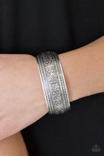 Cargar imagen en el visor de la galería, Gorgeously Gypsy - Silver Bracelet
