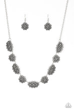 Cargar imagen en el visor de la galería, Vintage Vogue - Silver Necklace Set
