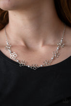 Carregar imagem no visualizador da galeria, Always Abloom - Silver Necklace Set
