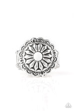 Charger l&#39;image dans la galerie, Daringly Daisy - White Ring
