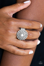 Charger l&#39;image dans la galerie, Daringly Daisy - White Ring
