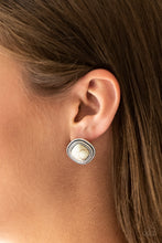 Charger l&#39;image dans la galerie, FRONTIER-Runner - White Post Earrings
