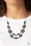 Cargar imagen en el visor de la galería, Make Yourself At HOMESTEAD - Black Necklace Set
