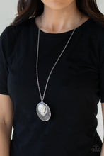 Cargar imagen en el visor de la galería, Medallion Meadow - White Necklace Set
