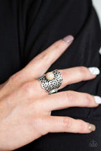 Cargar imagen en el visor de la galería, Flower Shower - Brown Ring
