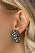 Carregar imagem no visualizador da galeria, Daring Dazzle - Black Earrings
