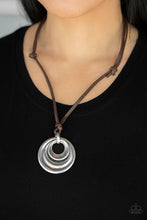 Cargar imagen en el visor de la galería, Desert Spiral - Silver Urban Necklace
