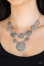 Charger l&#39;image dans la galerie, Metallic Patchwork - Silver Necklace Set

