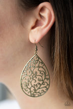 Cargar imagen en el visor de la galería, Grapevine Grandeur - Brass Earrings
