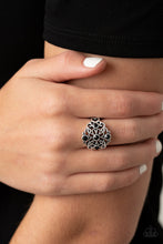 Cargar imagen en el visor de la galería, One DAISY At A Time - Black Ring
