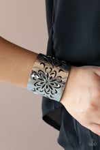 Cargar imagen en el visor de la galería, Get Your Bloom On - Black Bracelet
