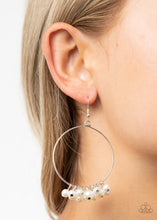 Carregar imagem no visualizador da galeria, Things Are Looking UPSCALE - White Earrings
