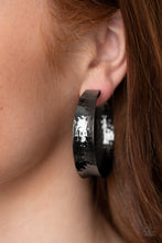 Cargar imagen en el visor de la galería, Fearlessly Flared - Black Earrings
