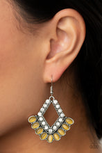 Cargar imagen en el visor de la galería, Just BEAM Happy - Yellow Earrings
