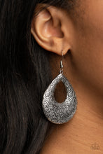 Cargar imagen en el visor de la galería, Flirtatiously Flourishing - Silver Earrings
