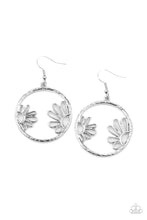 Charger l&#39;image dans la galerie, Demurely Daisy - Silver Earrings
