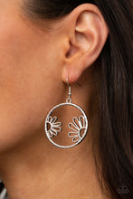 Charger l&#39;image dans la galerie, Demurely Daisy - Silver Earrings
