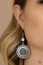 Cargar imagen en el visor de la galería, Flowering Frontiers - White Earrings
