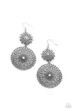 Charger l&#39;image dans la galerie, Garden Mantra - White Earrings
