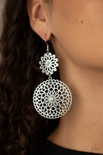 Charger l&#39;image dans la galerie, Garden Mantra - White Earrings
