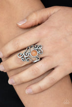 Cargar imagen en el visor de la galería, Glimmering Grapevines - Orange Ring
