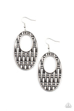 Charger l&#39;image dans la galerie, Engraved Edge - Silver Earrings
