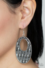 Charger l&#39;image dans la galerie, Engraved Edge - Silver Earrings
