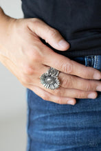 Carregar imagem no visualizador da galeria, Farmstead Fashion - Silver Ring

