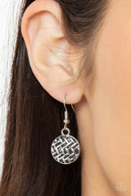 Cargar imagen en el visor de la galería, Indigenously Urban - Silver Necklace Set
