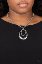 Cargar imagen en el visor de la galería, Suburban Storm - Silver Necklace Set
