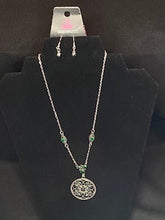 Cargar imagen en el visor de la galería, Timeless Traveler - Green  Necklace Set
