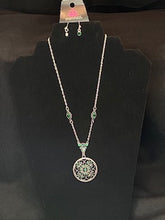 Cargar imagen en el visor de la galería, Timeless Traveler - Green  Necklace Set
