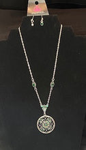 Cargar imagen en el visor de la galería, Timeless Traveler - Green  Necklace Set

