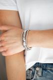 Carregar imagem no visualizador da galeria, Metal Movement - Silver Bracelet
