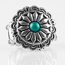 Cargar imagen en el visor de la galería, Daringly Daisy - Green Ring
