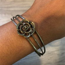 Carregar imagem no visualizador da galeria, Rosy Repose - Brass Bracelet
